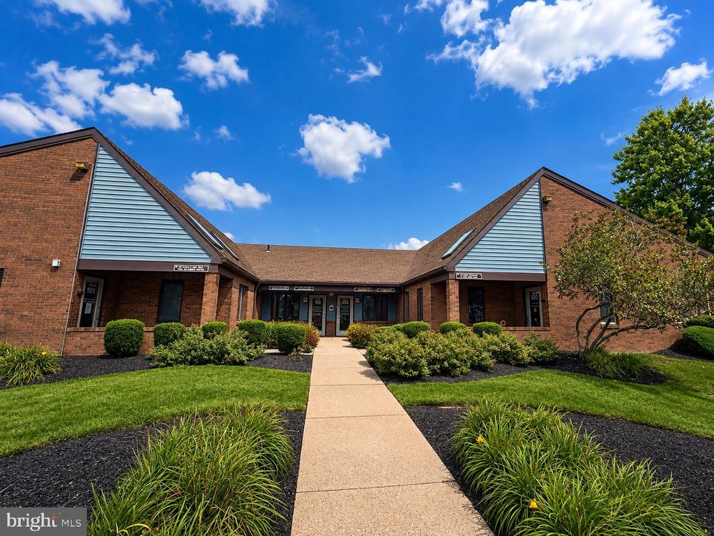 300 MIDDLETOWN BLVD #102, LANGHORNE, PA 19047 — exterior