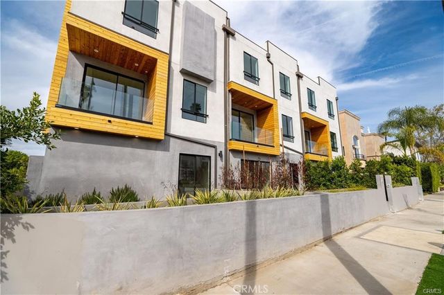 11858 W Flower Lane, Valley Village, CA 91607