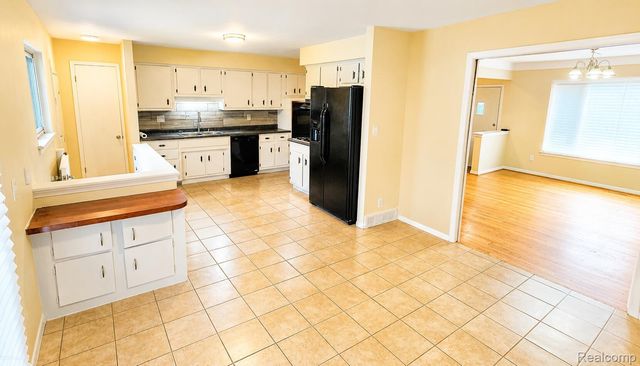 25055 Pierce Street, Southfield, MI 48075
