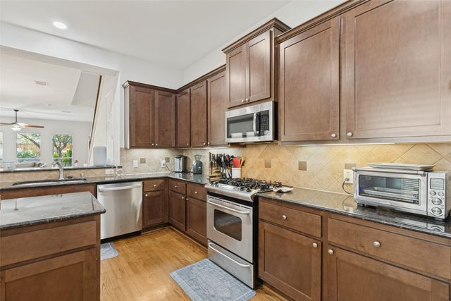 1142 N Bishop Avenue, Dallas, TX 75208