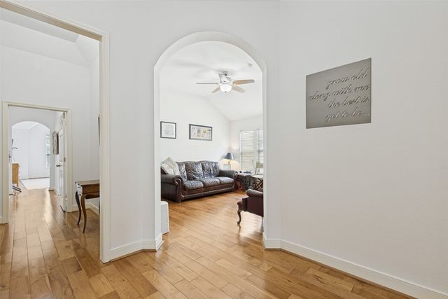 1142 N Bishop Avenue, Dallas, TX 75208