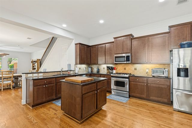 1142 N Bishop Avenue, Dallas, TX 75208
