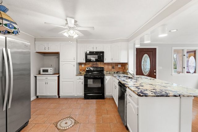 10 Apache Trl, Medford, MA 02155