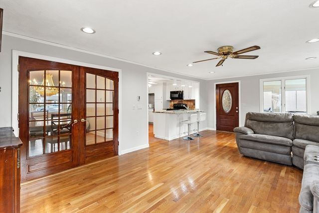 10 Apache Trl, Medford, MA 02155