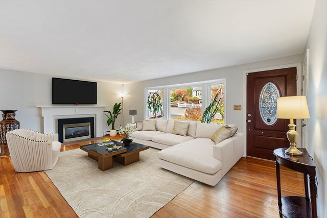 10 Apache Trl, Medford, MA 02155