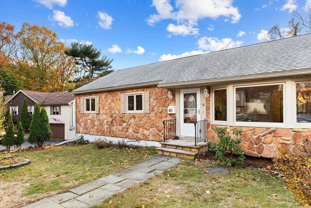 10 Apache Trl, Medford, MA 02155