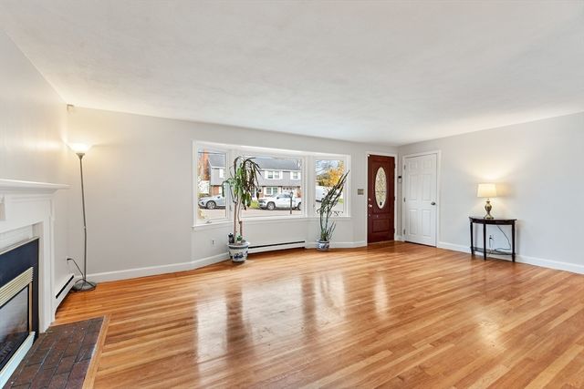 10 Apache Trl, Medford, MA 02155