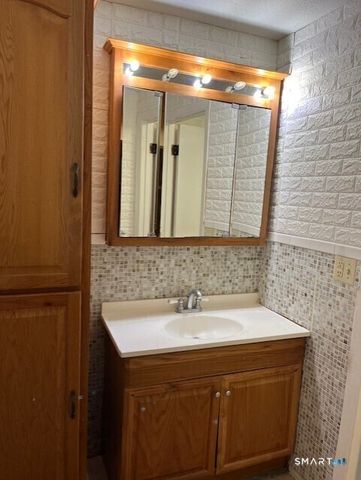 60 Heather Ridge 60, Shelton, CT 06484