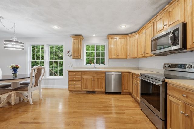 21 Olde Taverne Ln, Amesbury, MA 01913