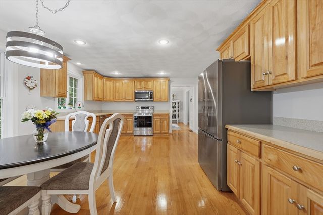 21 Olde Taverne Ln, Amesbury, MA 01913