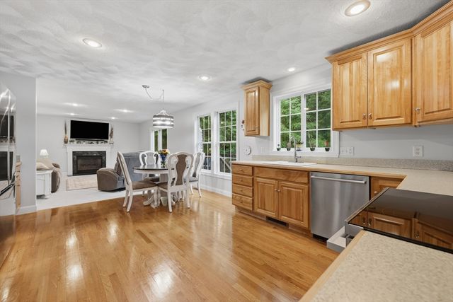 21 Olde Taverne Ln, Amesbury, MA 01913