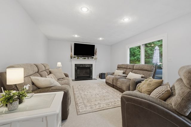 21 Olde Taverne Ln, Amesbury, MA 01913