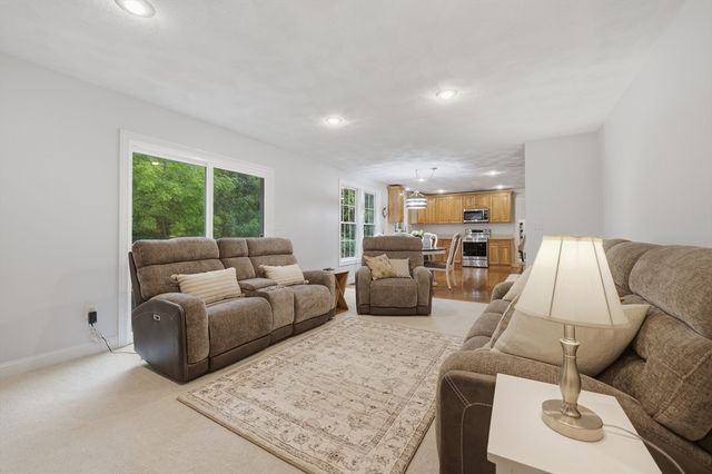 21 Olde Taverne Ln, Amesbury, MA 01913