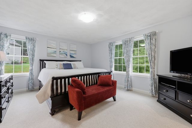 21 Olde Taverne Ln, Amesbury, MA 01913