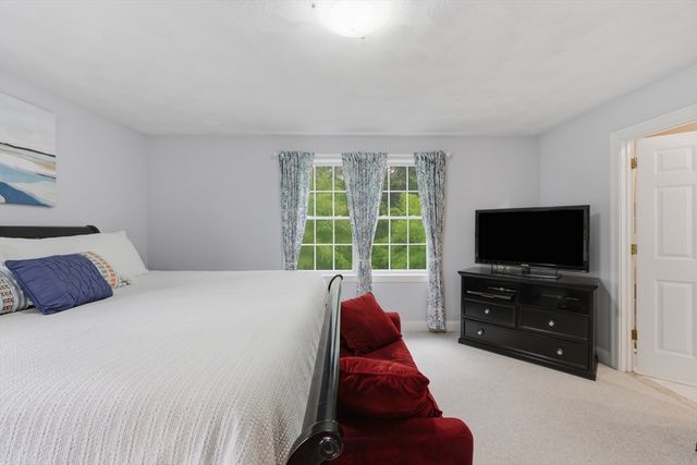 21 Olde Taverne Ln, Amesbury, MA 01913
