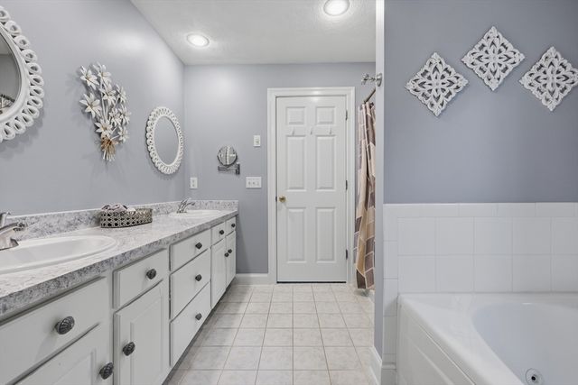 21 Olde Taverne Ln, Amesbury, MA 01913