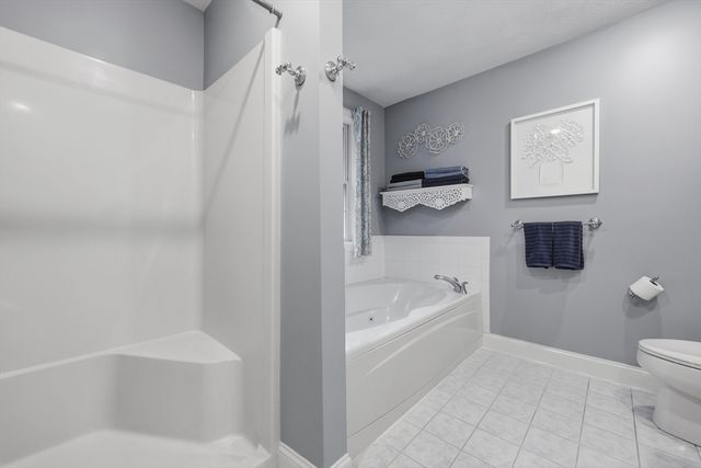 21 Olde Taverne Ln, Amesbury, MA 01913