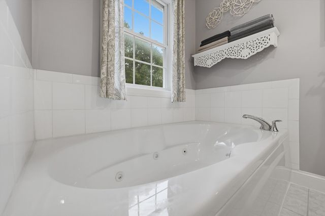 21 Olde Taverne Ln, Amesbury, MA 01913