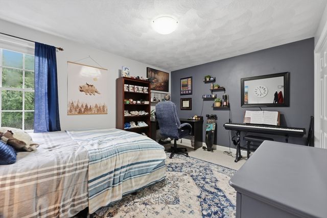 21 Olde Taverne Ln, Amesbury, MA 01913