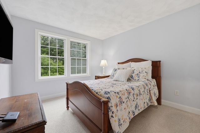 21 Olde Taverne Ln, Amesbury, MA 01913