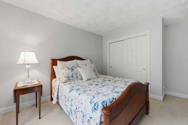 21 Olde Taverne Ln, Amesbury, MA 01913