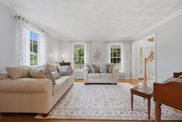 21 Olde Taverne Ln, Amesbury, MA 01913