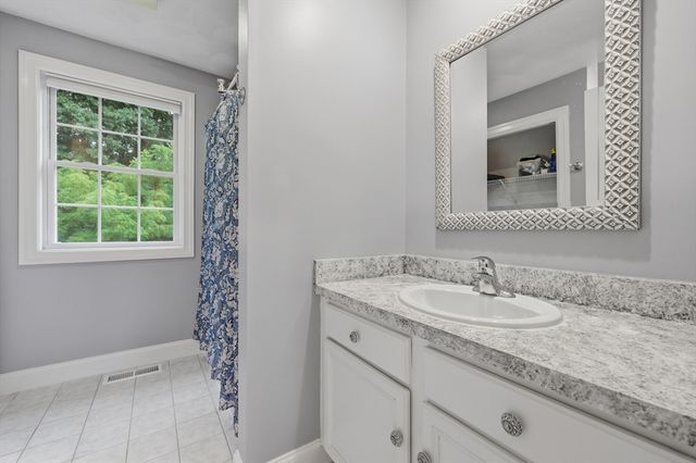 21 Olde Taverne Ln, Amesbury, MA 01913