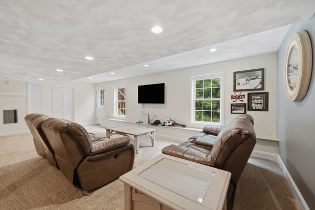21 Olde Taverne Ln, Amesbury, MA 01913