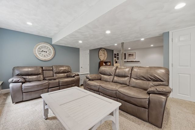 21 Olde Taverne Ln, Amesbury, MA 01913