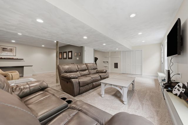 21 Olde Taverne Ln, Amesbury, MA 01913