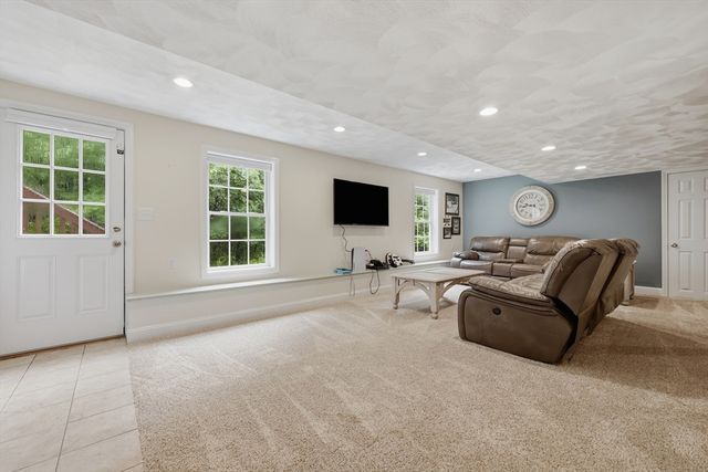 21 Olde Taverne Ln, Amesbury, MA 01913