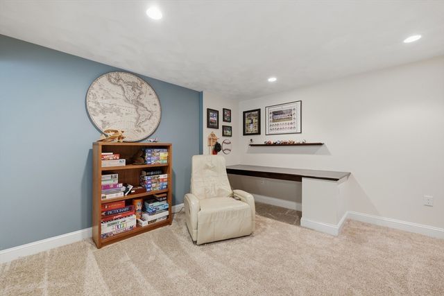 21 Olde Taverne Ln, Amesbury, MA 01913