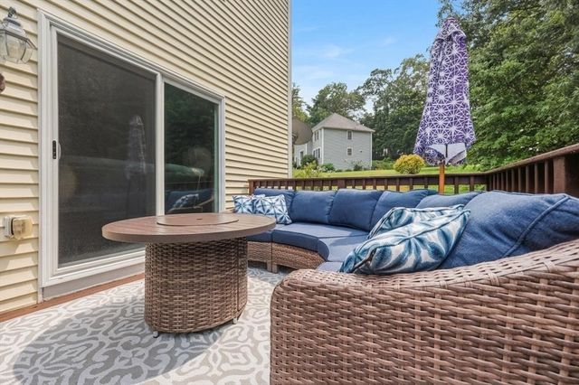 21 Olde Taverne Ln, Amesbury, MA 01913