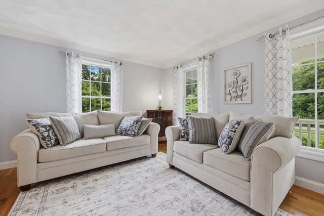 21 Olde Taverne Ln, Amesbury, MA 01913