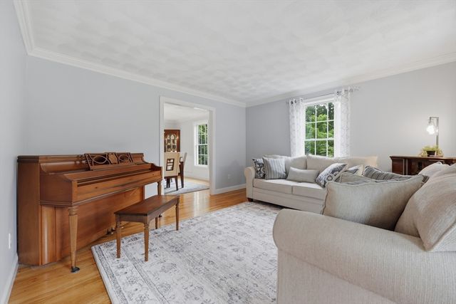 21 Olde Taverne Ln, Amesbury, MA 01913