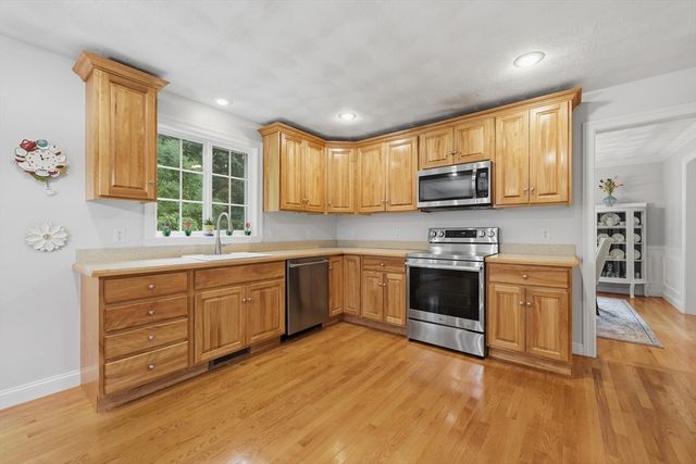 21 Olde Taverne Ln, Amesbury, MA 01913