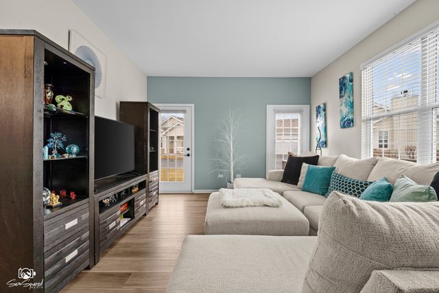 15958 Buckner Pond Way, Crest Hill, IL 60403