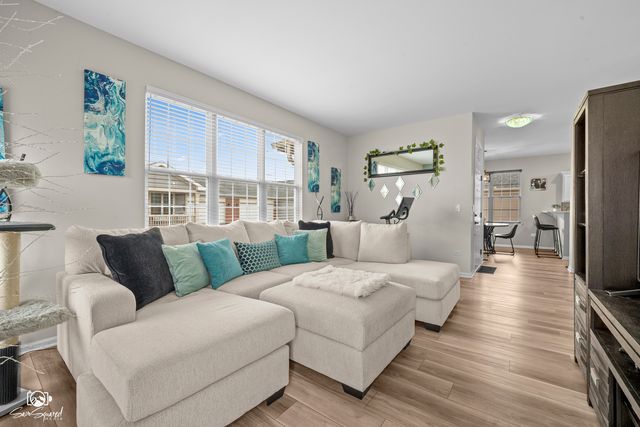 15958 Buckner Pond Way, Crest Hill, IL 60403