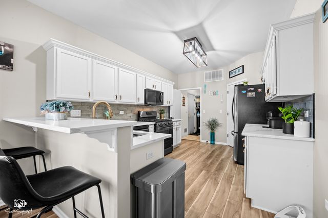 15958 Buckner Pond Way, Crest Hill, IL 60403