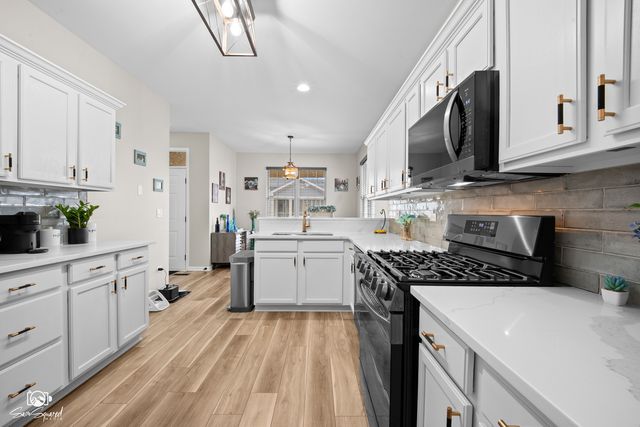 15958 Buckner Pond Way, Crest Hill, IL 60403