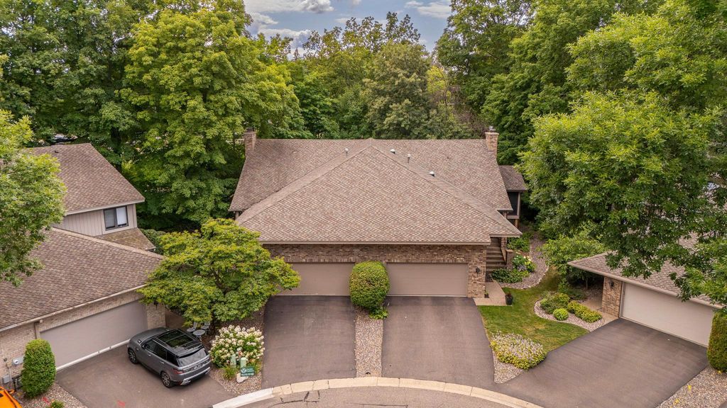 1106 Hollybrook Lane, Wayzata, MN 55391