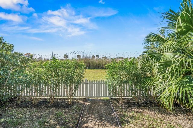 2622 E Seaside Drive, Galveston, TX 77550