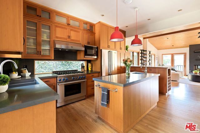 432 Howland Canal, Los Angeles, CA 90291