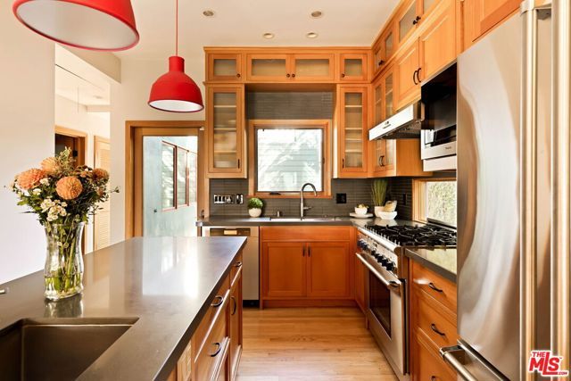 432 Howland Canal, Los Angeles, CA 90291