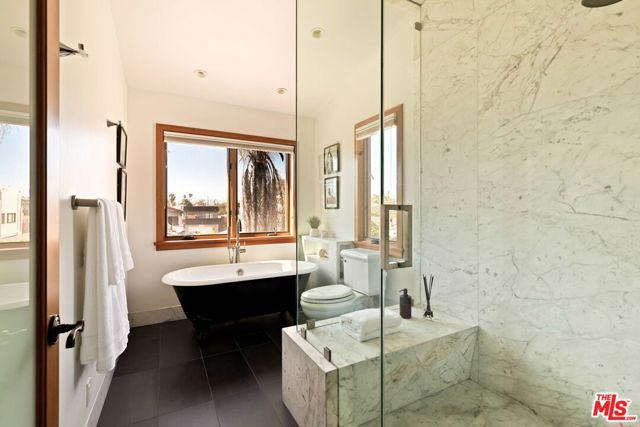 432 Howland Canal, Los Angeles, CA 90291