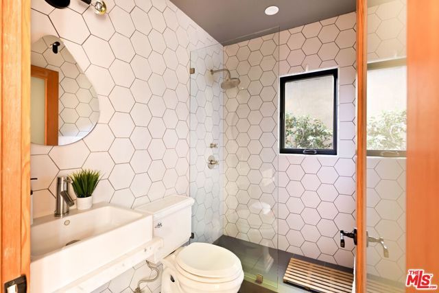 432 Howland Canal, Los Angeles, CA 90291