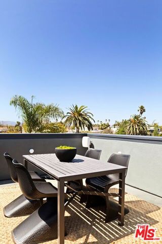 432 Howland Canal, Los Angeles, CA 90291