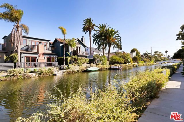 432 Howland Canal, Los Angeles, CA 90291
