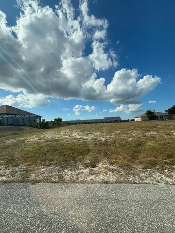 2002 NW 3 TER, Cape Coral, FL 33993