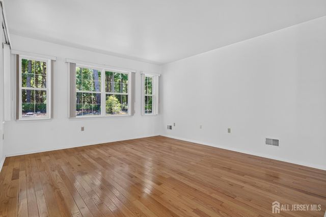 20 Valley Stream Place, Barnegat, NJ 08005